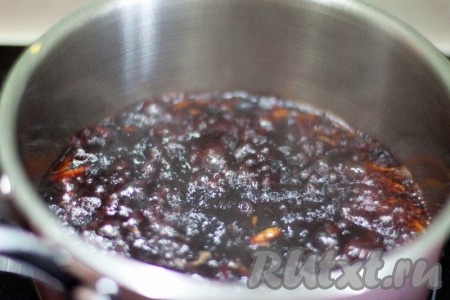 В сотейнике выпарить красное вино с сахаром и апельсиновой цедрой (одного апельсина) до состояния сиропа.
