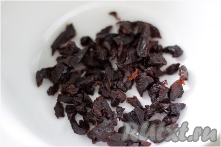 Мягкий чернослив нарезать небольшими кусочками. 