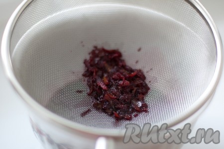 Процедить, удаляя цедру, и снова поставить на плиту.
