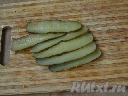 Огурчик нарезаем пластинами.
