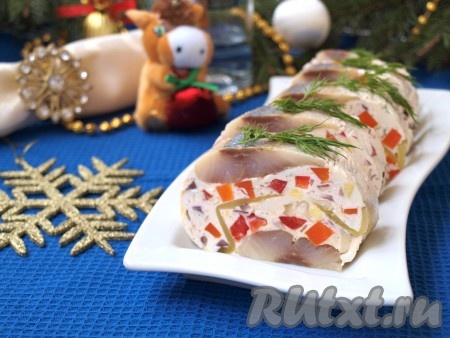 Нарезаем закуску острым ножом и подаём к столу. В разрезе фаршированная сельдь выглядит очень эффектно. 
