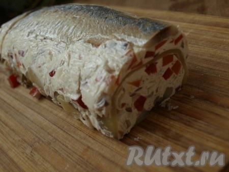 Заворачиваем в плёнку, как рулет, и убираем в холодильник на несколько часов до полного застывания.&nbsp; 
