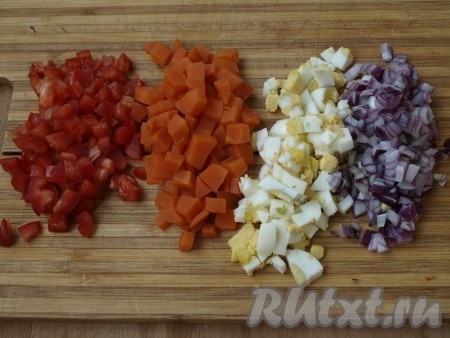 Сельдь разделяем на 2 филе, удалив хребет и косточки. Режем некрупными кубиками болгарский перец, морковку, яйцо, красный лук, измельчаем зелень.
