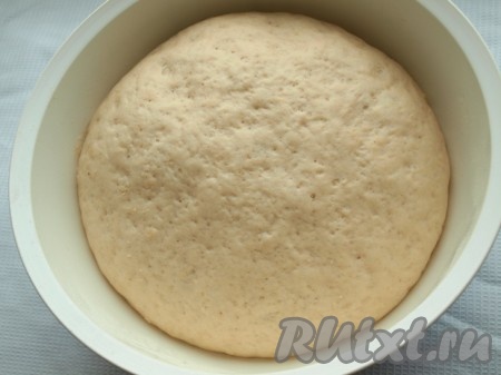 Через 2 часа тесто увеличится в объёме. Обминаем его и формируем батон.
