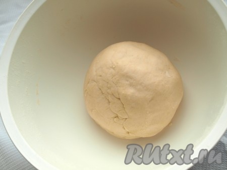 Замешиваем тесто, не липнущее к рукам, и оставляем на 2 часа в теплом месте для подхода.

