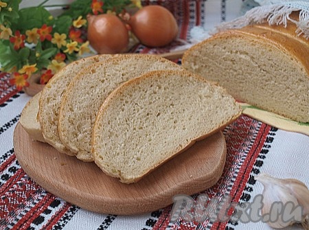 Вкусный, свежеиспеченный батон можно подавать к столу. 
