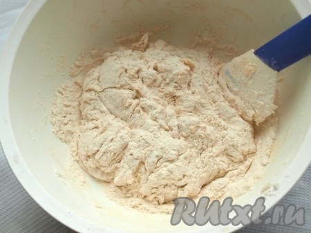 Постепенно добавляем оставшуюся муку.

