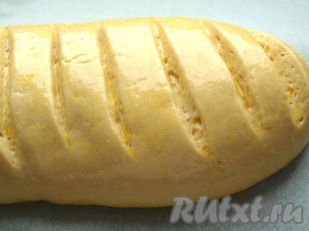 Смазываем нарезной батон взбитым яичным желтком.
