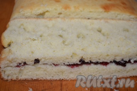 Смазать нижние полоски вареньем, накрыть верхним коржом.