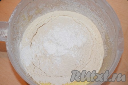 Просеять муку с разрыхлителем в тесто, перемешать.