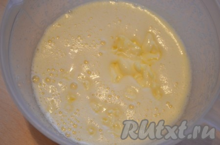 Добавить масло комнатной температуры и молоко. Взбить.
