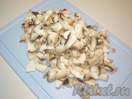 Вымыть грибы и нарезать.