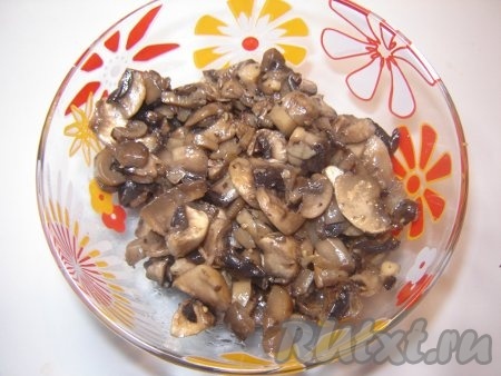 Обжарить грибы на среднем огне на растительном масле до готовности (до выпаривания воды).