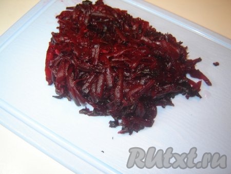 Для нашего рецепта салата мы будем запекать свеклу. Так как в запеченных овощах сохраняется&nbsp; больше полезных свойств, чем в вареных. Вымыть свеклу и запечь в духовке до готовности. Проверить на готовность овощ можно, проткнув его ножом. Если нож входит без усилий – свекла запеклась. Очистить свеклу от кожуры и натереть на крупной терке.