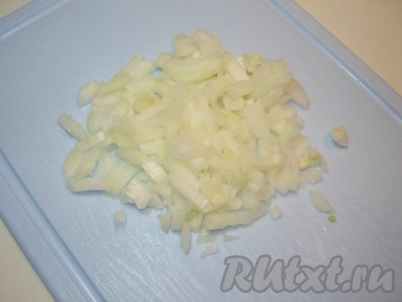 Очистить луковицу и мелко нарезать.