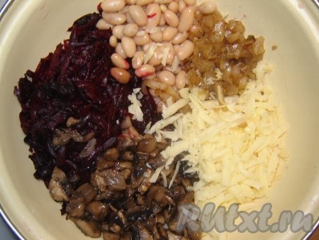 Смешать все ингредиенты для салата. Посолите по вкусу.