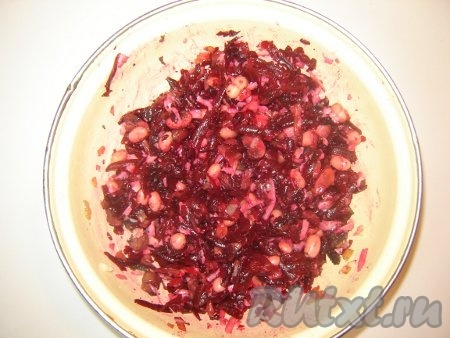 Смешать все ингредиенты для салата. Посолите по вкусу.