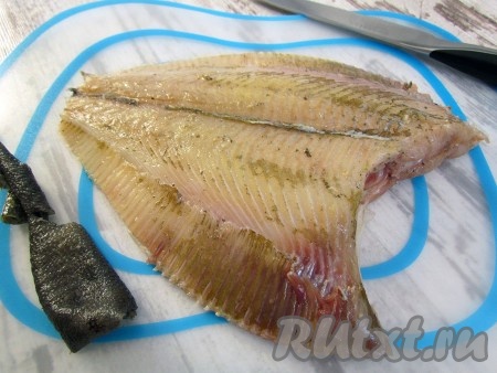 Ошпарьте неочищенную рыбу кипятком. Срежьте голову, плавники и хвост.&nbsp; Плавники удобно срезать кухонными ножницами. Удалите внутренности. С помощью ножа снимите кожу с темной стороны рыбы, со светлой стороны соскоблите чешую.