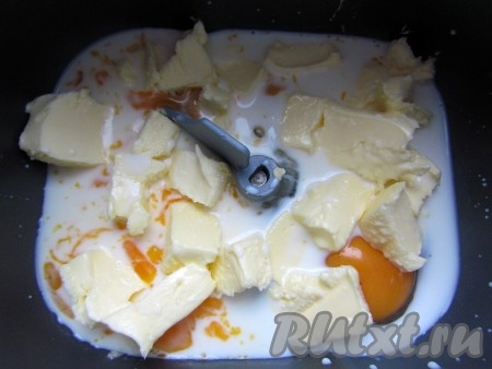 В чашу хлебопечки вбейте яйца, влейте молоко, положите сливочное масло. Закладывать продукты в контейнер хлебопечки следует в порядке, предусмотренном для вашей модели печи. В мою хлебопечку сначала закладываются жидкие, а затем сухие ингредиенты.