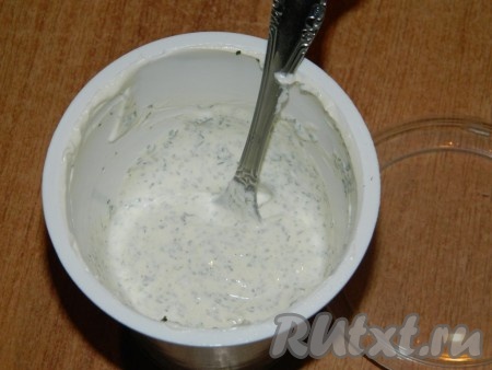 Петрушку мелко порезать, чеснок пропустить через чеснокодавилку и смешать все со сметаной.
