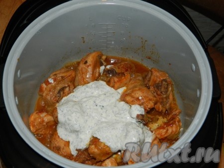 Через 35 минут открыть крышку мультиварки, перемешать курицу с луком, добавить сметану с чесноком и петрушкой, снова перемешать. Поставить мультиварку на режим "Тушение" на 15-20 минут.
