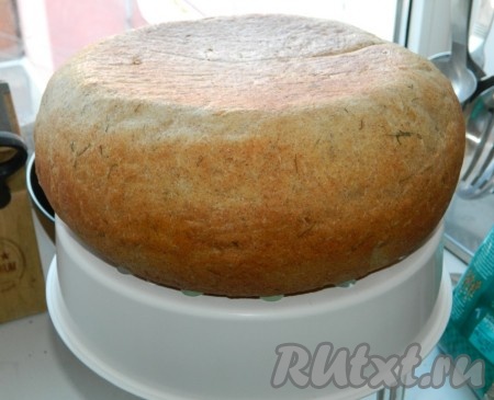 Выпекать пшенично-ржаной хлеб в мультиварке на режиме "Выпечка" 40 минут под закрытой крышкой, затем перевернуть, снова закрыть крышку и продолжить выпекать ещё 30 минут. Готовый хлебушек достать из мультиварки и остудить на решётке.