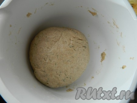 Ржаную и пшеничную муку просеять в отдельную миску и перемешать до однородности. Всыпать половину муки к жидким ингредиентам, хорошо размешать. Продолжая всё время перемешивать тесто, постепенно добавить оставшуюся муку. Переложить тесто на присыпанную мукой поверхность и вымешивать 10 минут. Тесто должно стать податливым и не липнуть к рукам.