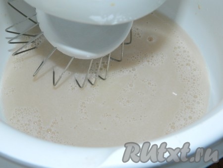 Развести дрожжи и сахар в тёплой воде (температура воды не должна превышать 40 градусов, чтобы дрожжи не погибли) и дать постоять в тёплом месте, пока смесь не запенится (на это потребуется минут 5-10).
