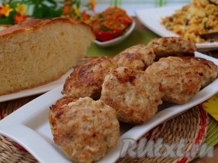 Сочные, вкусные индюшиные котлеты можно подавать к столу.
