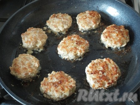Затем переворачиваем котлеты из индюшиного фарша и обжариваем с другой стороны до золотистого цвета.