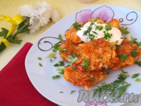 Вкусные капустные котлетки можно подать со сметанкой и зелёным лучком.
