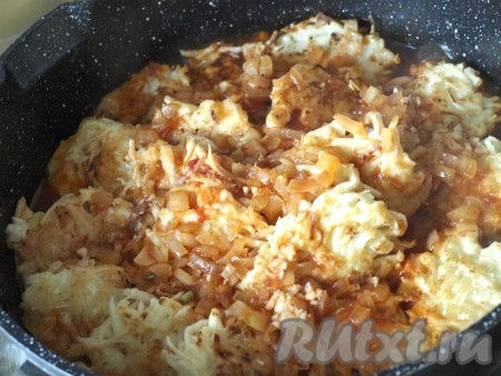 Складываем капустные котлетки в сковороду, заливаем приготовленным томатным соусом и тушим 15-20 минут. В конце добавляем лавровые листья.
