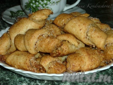 Творожные рогалики с орехами