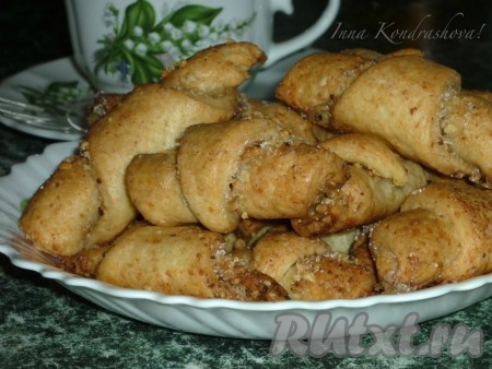 Готовые творожные рогалики с орехами достать из духовки и подать аппетитную, нежную, вкусную выпечку к столу. 