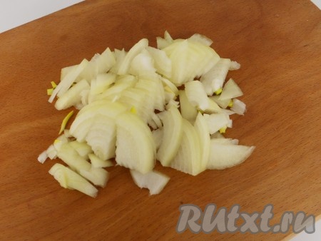 Лук порезать небольшими кусочками.