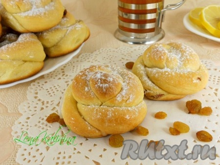 Булочки с изюмом из дрожжевого теста на молоке