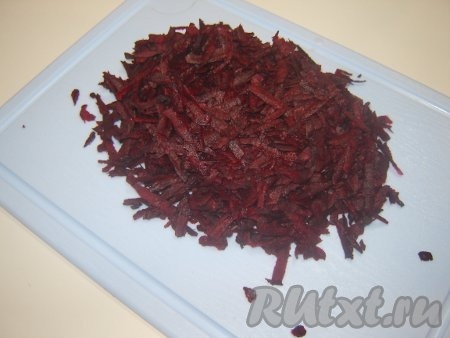 Сырую свеклу очистите от кожуры. Натрите на крупной терке.