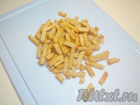 Мы использовали сухарики, приобретенные в магазине. Упаковка 50 грамм. С домашними сухариками салат будет не хуже. Благодаря сухарикам, салат приобретает пикантный вкус, приятно похрустывая во рту.