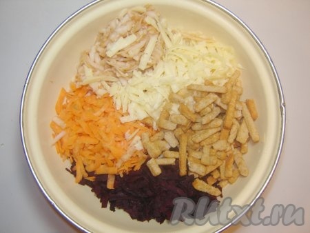 Смешиваем все ингредиенты (сухарики, сырые свеклу, морковь, яблоки и сыр) с майонезом. Добавляем соль по вкусу.