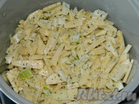 Выкладываем картошку на курицу в мультиварку.
