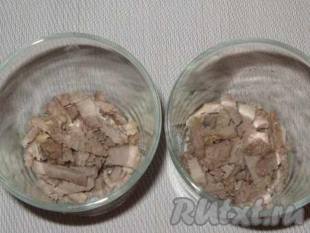 В порционные емкости салат уложить слоями: мясо - промазать майонезом. 