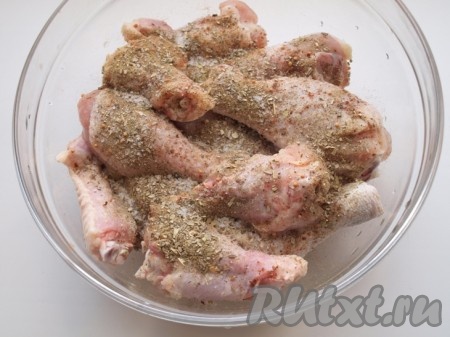 Кусочки курочки моем, обсушиваем, солим, посыпаем орегано.