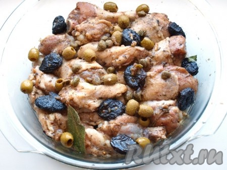 По истечении времени промаринованную курицу перекладываем в форму для запекания, сверху поливаем оставшимся маринадом, посыпаем коричневым сахаром, заливаем белым вином.
