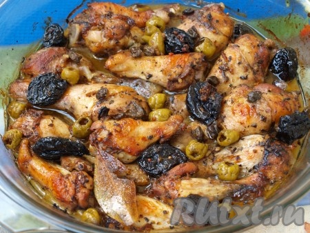 Готовим курицу в духовке, разогретой до температуры 200 градусов, до золотистой корочки в течение 50 минут-1 часа. Периодически поливаем курочку маринадом. Готовность мяса проверяем, прокалывая вилкой (если выделяется прозрачный сок, значит мясо готово). 
