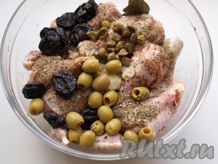 Добавляем оливковое масло, винный уксус, перец, чеснок, пропущенный через пресс, лавровый лист, каперсы, оливки и чернослив.
