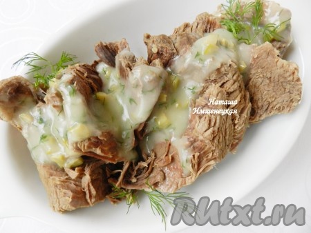 Отварную говядину в горячем виде выложить на тарелку, разделить на порционные куски, полить соусом и подавать. Этот рецепт отварной говядины позволит порадовать ваших близких прекрасным блюдом. Если вы хотите нарезать мясо более ровными кусками, подождите, пока оно остынет.
