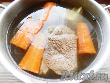 Когда вода закипит, опустить в нее мясо и снова довести до кипения. Снять пену, уменьшить огонь и варить при небольшом кипении в течение 2 часов. За 30 минут до окончания варки бульон посолить.