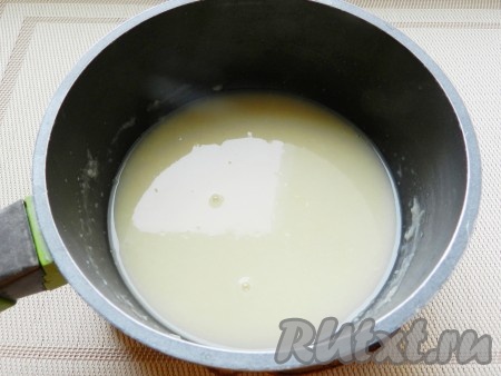 Для приготовления соуса растопить масло, смешать с мукой, влить примерно 2 половника процеженного бульона, в котором варилась говядина. Довести до кипения и варить на медленном огне примерно 10 минут, постоянно помешивая, чтобы соус загустел, но не пригорел.
