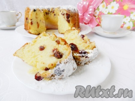 Вкусный, пышный, мягкий кекс, замешанный на сметане и сливочном масле, нарезать и подать к столу.