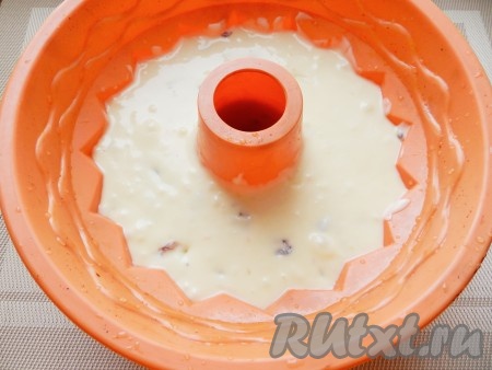 Выложить тесто в форму для выпечки и поставить в разогретую до 180 градусов духовку. Выпекать кекс около 1 часа (в зависимости от глубины формы). Готовность кекса проверить сухой деревянной шпажкой (при прокалывании готового кекса шпажка останется сухой, на ней не будет следов теста).